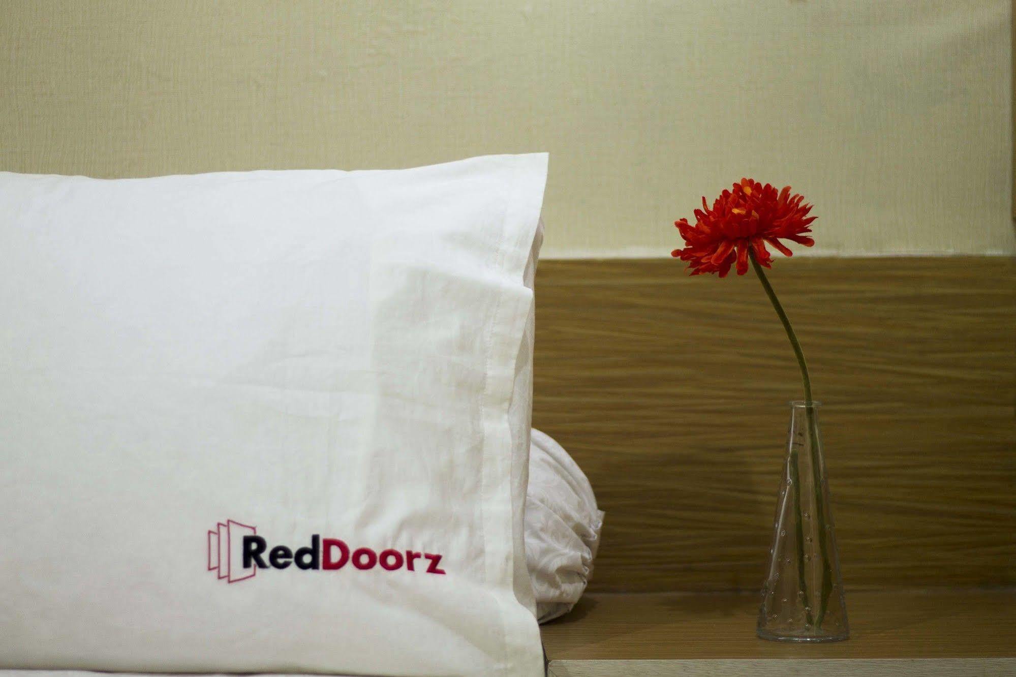 Reddoorz Apartment @ Green Pramuka Jacarta Exterior foto